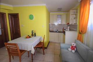 Апарт-отели ApartHotel Villa Lav Тиват Семейный номер с боковым видом на море-1